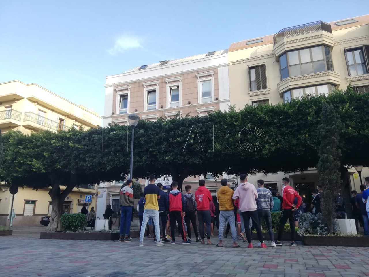 Decenas de menores se manifiestan a las puertas de Bienestar Social