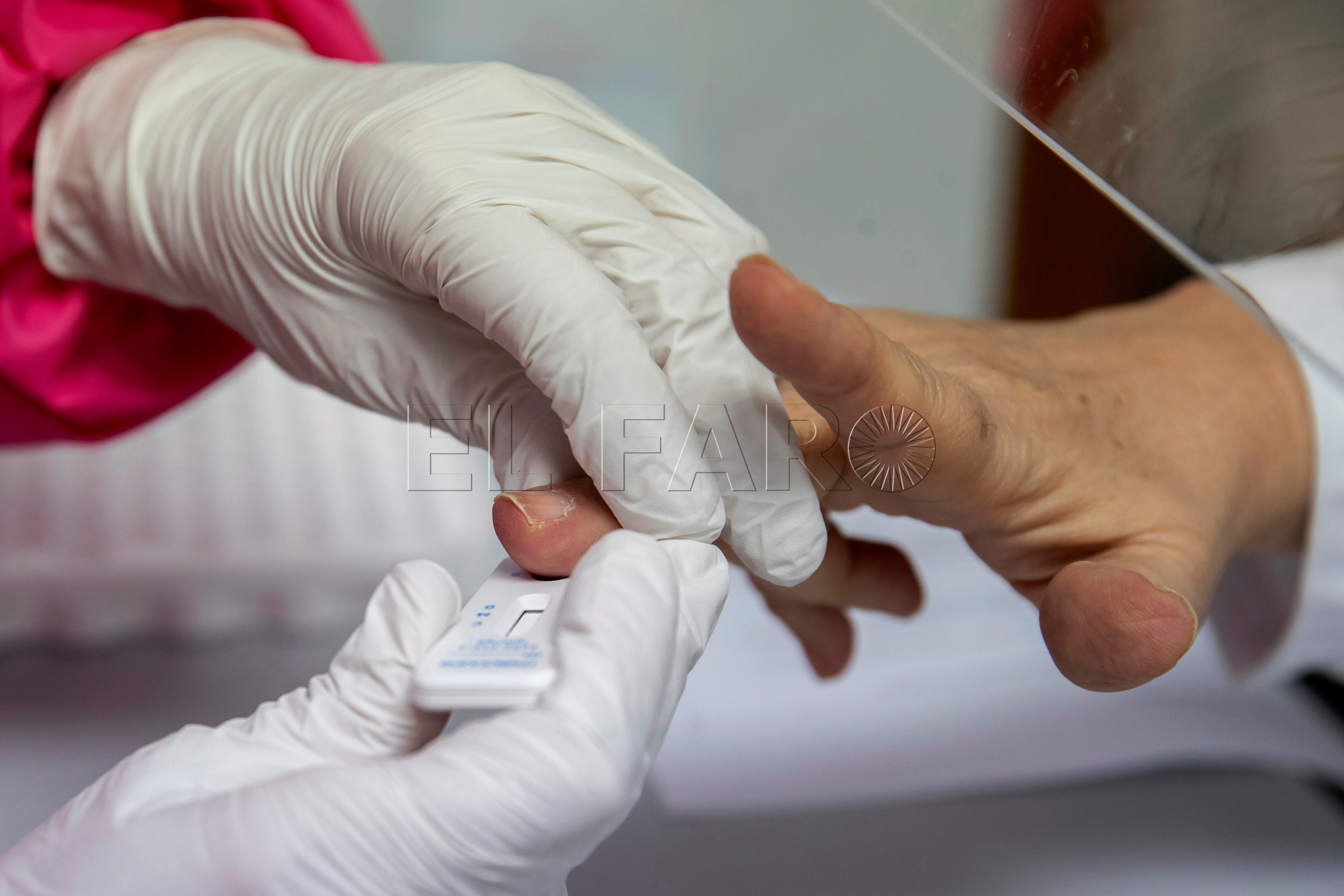 MURCIA, 13/04/2020.- Una enfermera hace un test rápido a un hombre para ver si es portador del coronavirus, este lunes en el centro de salud de San Andrés, Murcia. Los sanitarios de este centro han comenzado a realizar los 200 test de inmunidad que prevén llevar a cabo esta semana a posibles casos positivos por COVID-19. EFE/Marcial Guillén