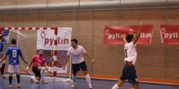 Jorge marcó el primer gol granadino tras recoger un rechace tras tiro de Arco.