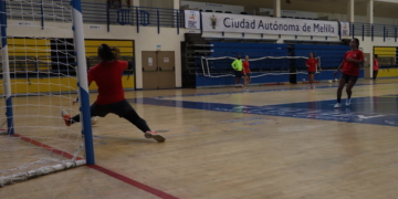Fernanda De Paula dispara a portería durante uno de los entrenamientos realizados por la escuadra que dirige Marcio Santos.
