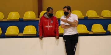 Rafa Torreblanca charla con el técnico del primer equipo, Marcio Santos, que sigue muy de cerca lo que acontece en el equipo de Segunda División.