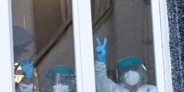 GRAFCAV587. SAN SEBASTIÁN, 05/11/2020.- Trabajadores sanitarios del Hospital Universitario Donostia de San Sebastián durante la celebración de la segunda jornada de huelga convocada por los sindicatos de la sanidad pública, para exigir mayor inversión pública en el sistema sanitario, aumento de plantilla y que se "reviertan los recortes" en salud. EFE/Juan Herrero.