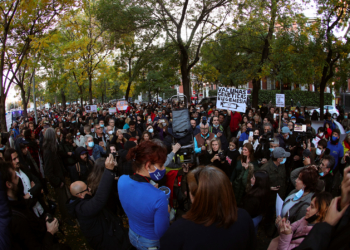 GRAF5885. MADRID, 07/11/2020.- Varios centenares de negacionistas, convocados por la Plataforma Policías por la libertad, se han manifestado esta tarde por el centro de Madrid para protestar por la obligación del uso de mascarillas, denunciar los "abusos del Gobierno" y mostrar su rechazo a la vacuna que se desarrolle contra la Covid-19. EFE/Rodrigo Jiménez