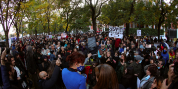 GRAF5885. MADRID, 07/11/2020.- Varios centenares de negacionistas, convocados por la Plataforma Policías por la libertad, se han manifestado esta tarde por el centro de Madrid para protestar por la obligación del uso de mascarillas, denunciar los "abusos del Gobierno" y mostrar su rechazo a la vacuna que se desarrolle contra la Covid-19. EFE/Rodrigo Jiménez