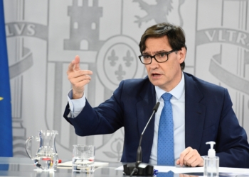 Los ministros de Sanidad, Salvador Illa, y de Política Territorial y Función Pública, Carolina Darias (no aparece) ofrecen una rueda de prensa para analizar la situación de la pandemia de covid-19 este miércoles en Madrid. EFE/Víctor Lerena