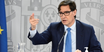 Los ministros de Sanidad, Salvador Illa, y de Política Territorial y Función Pública, Carolina Darias (no aparece) ofrecen una rueda de prensa para analizar la situación de la pandemia de covid-19 este miércoles en Madrid. EFE/Víctor Lerena