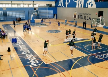 Calentamiento de las jugadoras de ambas escuadras, minutos antes del inicio del partido de ayer.