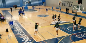 Calentamiento de las jugadoras de ambas escuadras, minutos antes del inicio del partido de ayer.