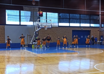 Los jugadores colegiales, en el calentamiento.
