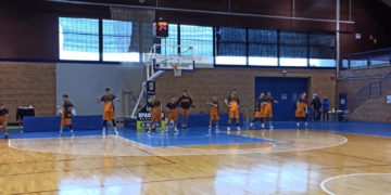 Los jugadores colegiales, en el calentamiento.