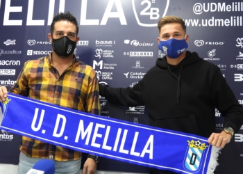 La nueva adquisición con el director deportivo azulino.