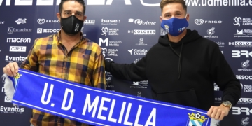 La nueva adquisición con el director deportivo azulino.
