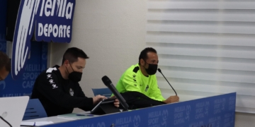 El segundo técnico melillense (a la derecha), en una de las charlas del equipo.