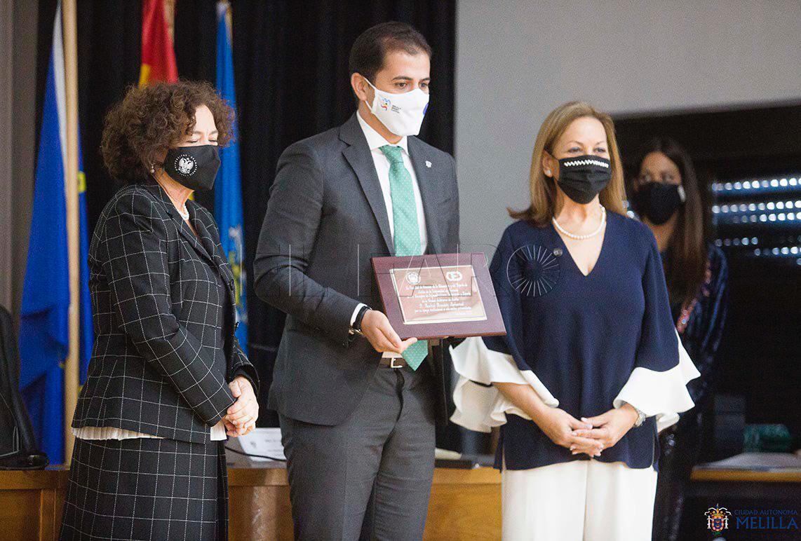 La UGR entrega una mención honorífica a Bussian por su compromiso con el deporte de Melilla