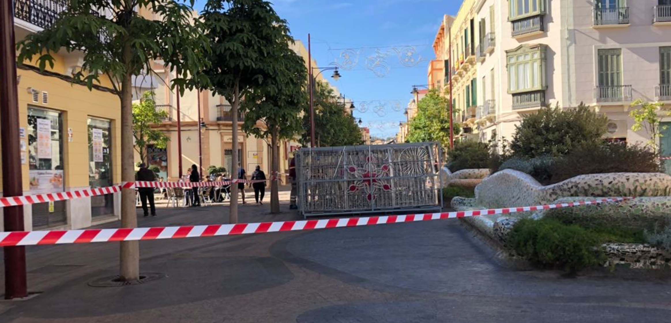 La bola de Navidad iluminada en la Plaza Héroes de España estará un mes