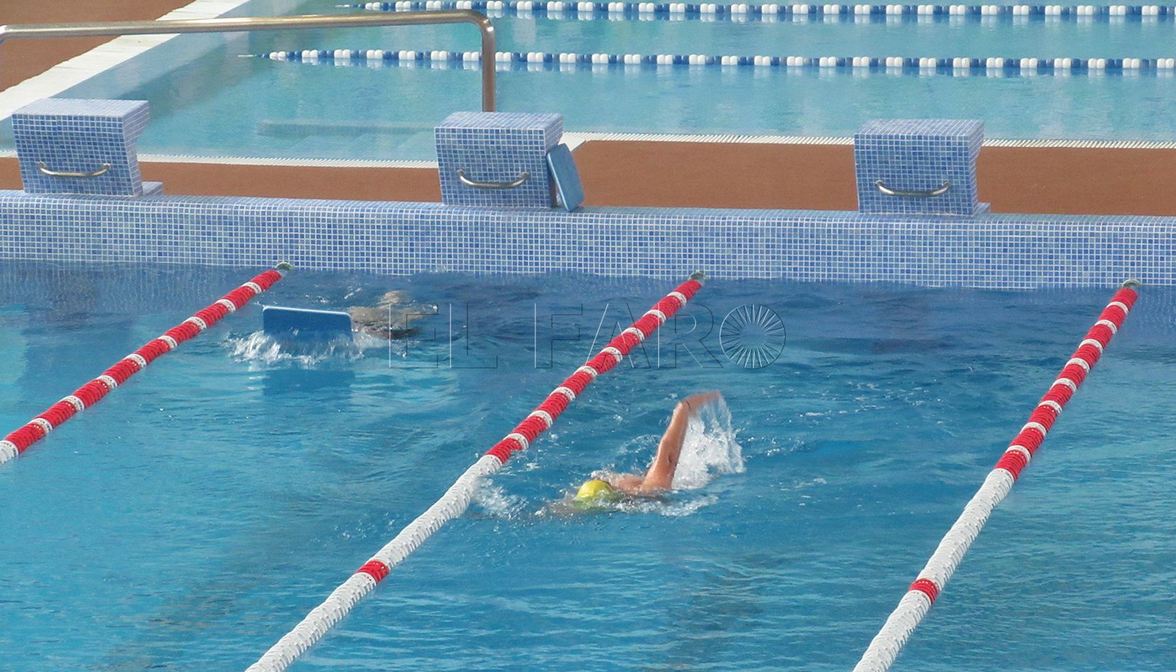 Los conserjes de la piscina expresan su impotencia ante el impago salarial de tres meses