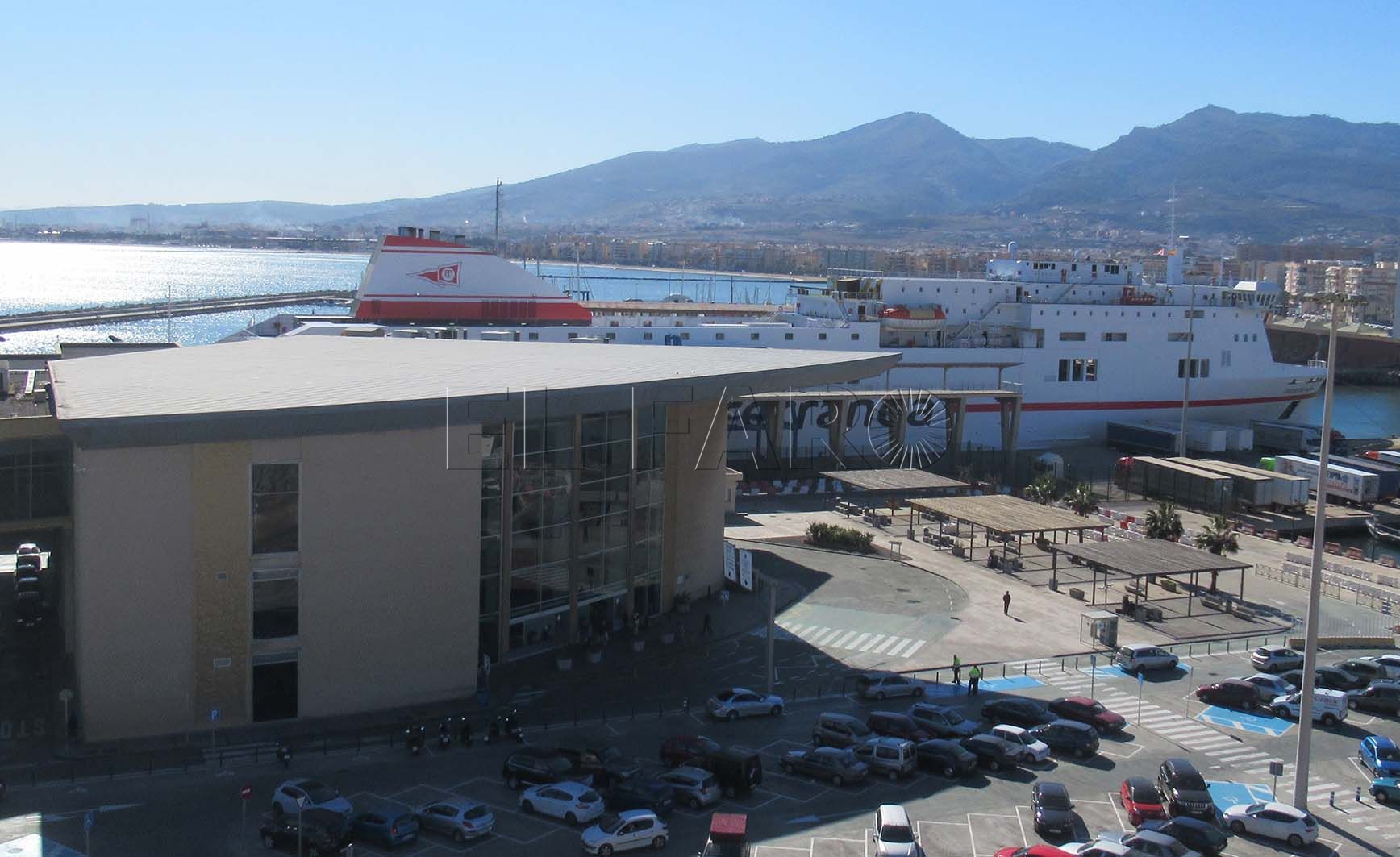 Las dos líneas marítimas de Melilla con la península reducen sus frecuencias