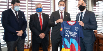 Rachid Bussian, acompañado de Alfonso Gómez y Diego Martínez, hizo entrega de una camiseta de Melilla Sport Capital al presidente de la RFEF, Luis Rubiales.