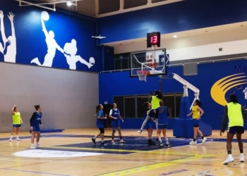 Las chicas dirigidas por Paulino Puerto, en una de las sesiones de entrenamientos.