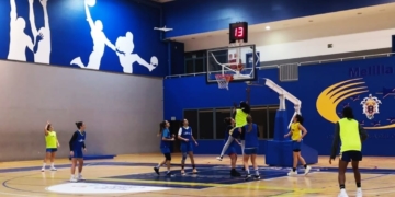 Las chicas dirigidas por Paulino Puerto, en una de las sesiones de entrenamientos.