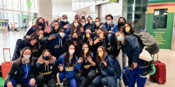 Componentes de La Salle de Liga Femenina 2 junto a las jugadoras del filial.