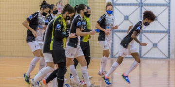 Las melillenses, en el calentamiento del pasado partido liguero.