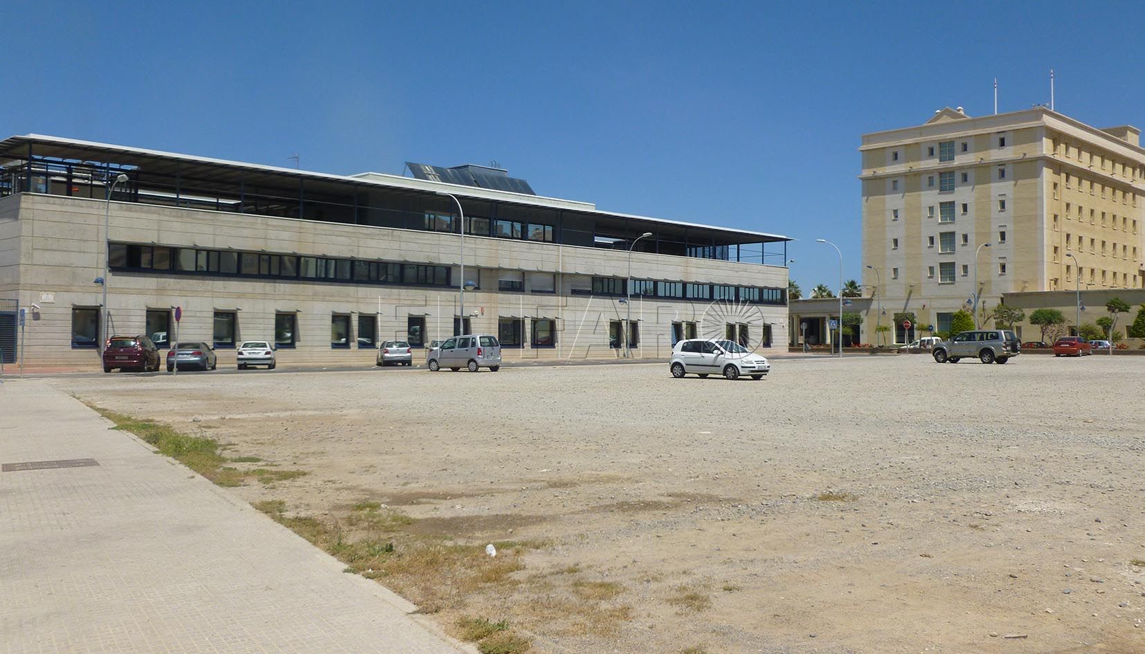 Encargan un estudio para construir un edificio de tres plantas en la plaza multifuncional