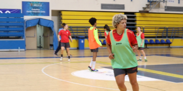 La nueva jugadora de la escuadra melillense, por primera vez, junto al resto de sus compañeras.