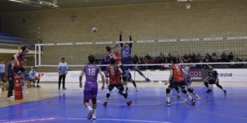 Remate de un jugador de la escuadra de nuestra ciudad, en el último de los partidos de la Superliga Masculina.