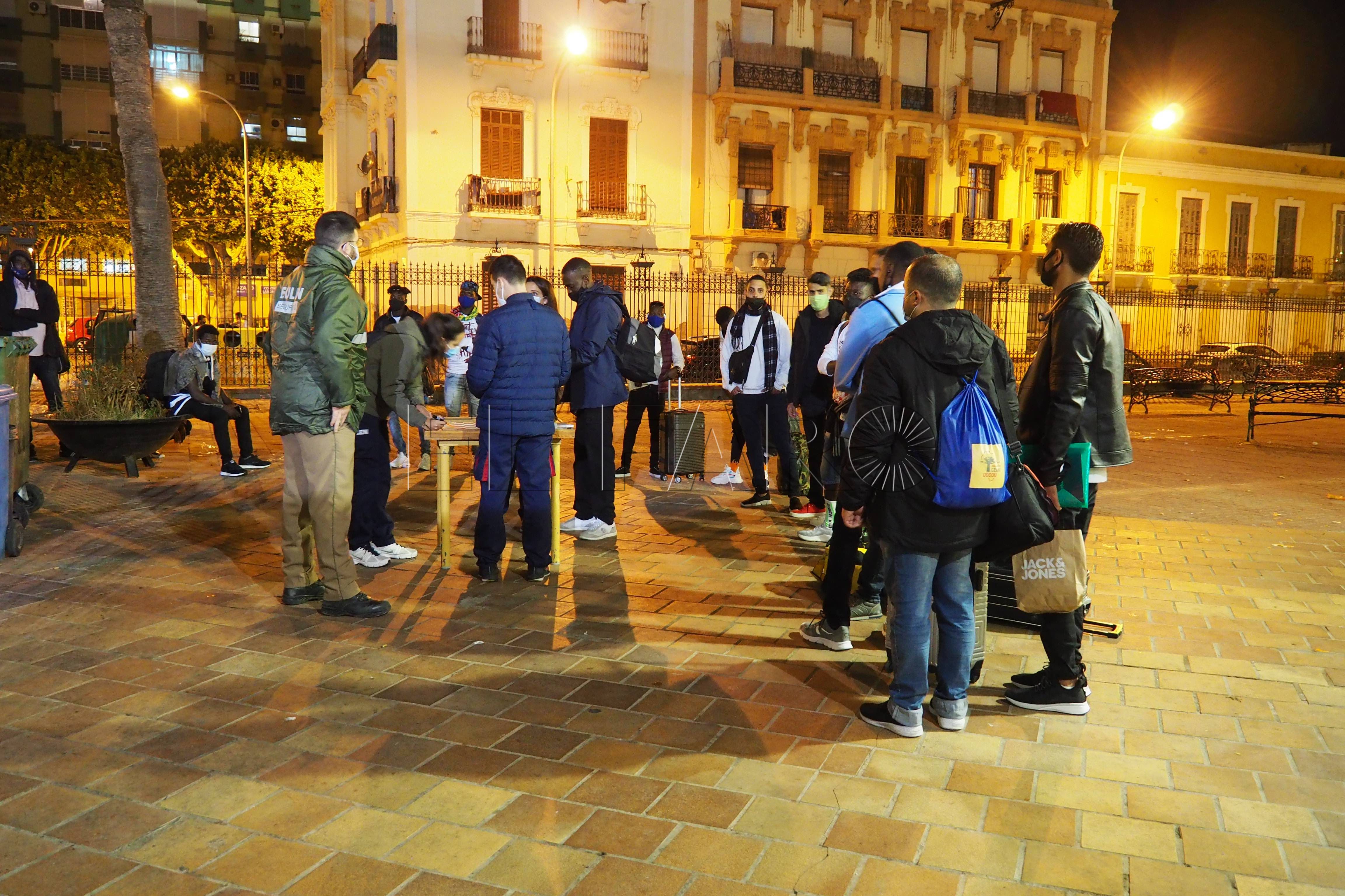 Segundo día consecutivo de traslados de migrantes para ser acogidos en la península