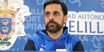 Alcoba, técnico local en la rueda de prensa.