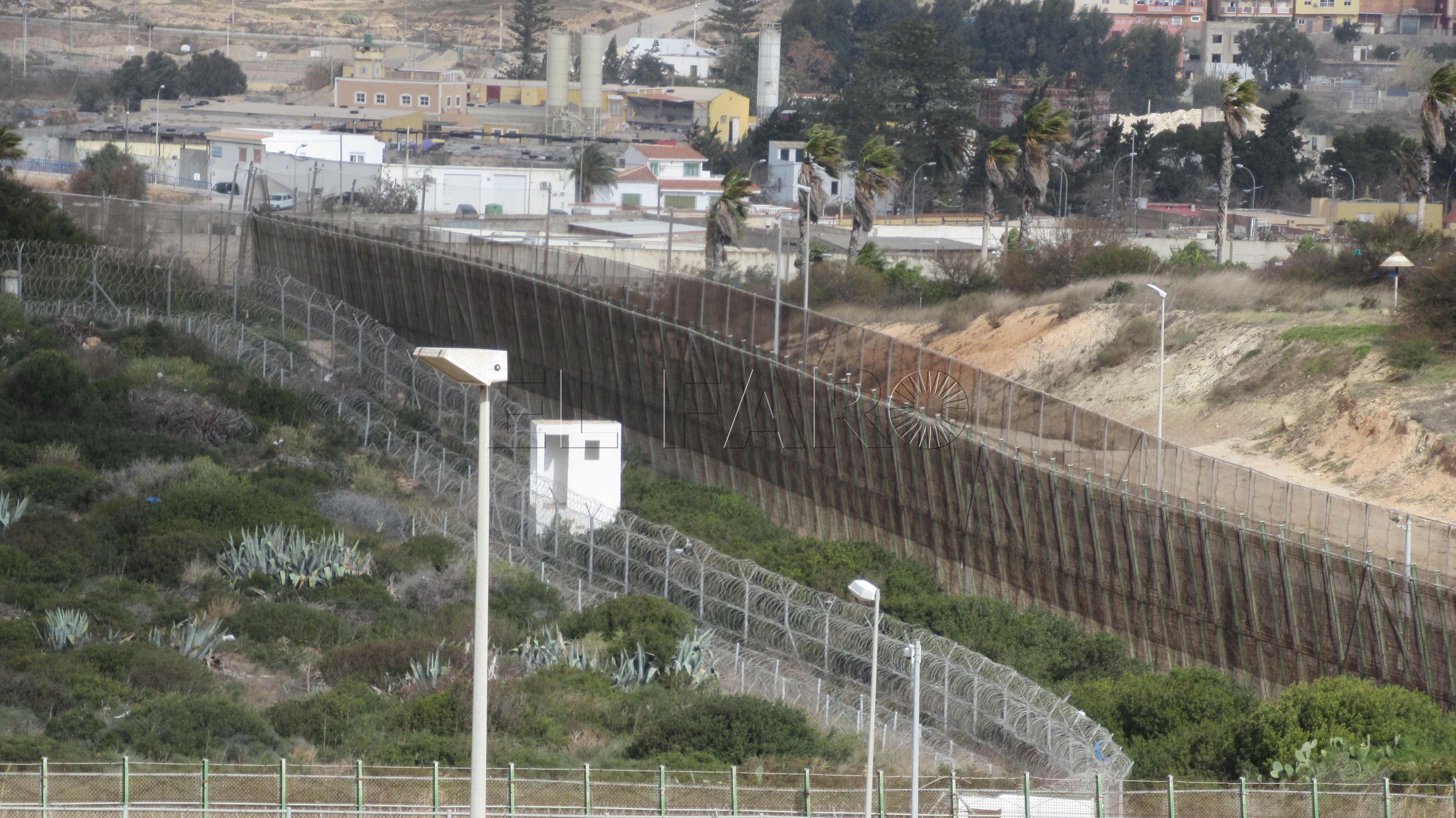 Dos inmigrantes saltan la valla a la altura del aeropuerto de Melilla