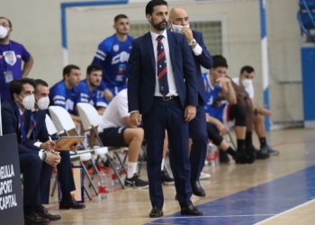 Alejandro Alcoba, dirigiendo al equipo en la primera vuelta frente a Burgos.