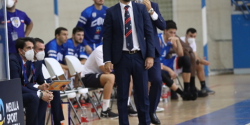 Alejandro Alcoba, dirigiendo al equipo en la primera vuelta frente a Burgos.