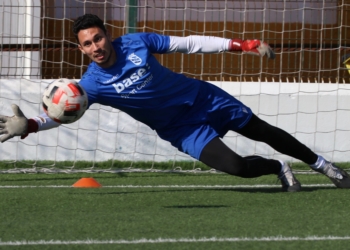 Leo Santos ha conseguido estrenarse esta temporada con la camiseta de la Unión Deportiva Melilla y asegura que con Rubén Gálvez y él, la portería azulina está segura.