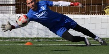 Leo Santos ha conseguido estrenarse esta temporada con la camiseta de la Unión Deportiva Melilla y asegura que con Rubén Gálvez y él, la portería azulina está segura.
