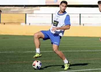 Álvaro Molina durante el entrenamiento del pasado miércoles sobre el césped artificial del Campo Federativo de La Espiguera.