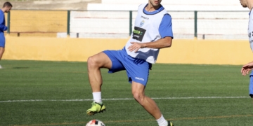 Álvaro Molina durante el entrenamiento del pasado miércoles sobre el césped artificial del Campo Federativo de La Espiguera.