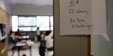 GRAFCVA7659. VALENCIA, 07/09/2020.- Primer día de clase para 794.243 alumnos y 4.374 profesores de 1.425 centros públicos y 420 concertados de la Comunitat Valenciana en un "excepcional" inicio de curso, marcado por las medidas sanitarias que impone la pandemia de coronavirus y la incertidumbre de su impacto y evolución.En la imagen, la entrada a un aula del CEIP Santa Teresa de Valencia.EFE/ Juan Carlos Cárdenas POOL