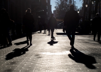-FOTODELDÍA- GRAFCAT6990. BARCELONA, 13/01/2021.- Varias personas caminan por el Paseo de Gracia de Barcelona, este miércoles, cuando la tercera ola de la epidemia de COVID en Cataluña sigue agravándose y ya son 2.501 personas hospitalizadas con la enfermedad, 56 más que ayer, de las que 493 están graves en la UCI, 16 más que la víspera, mientras que los contagios notificados en las últimas 24 horas ascienden a casi 5.000. EFE/Marta Pérez