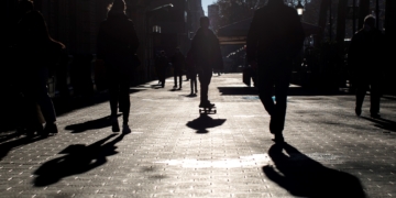 -FOTODELDÍA- GRAFCAT6990. BARCELONA, 13/01/2021.- Varias personas caminan por el Paseo de Gracia de Barcelona, este miércoles, cuando la tercera ola de la epidemia de COVID en Cataluña sigue agravándose y ya son 2.501 personas hospitalizadas con la enfermedad, 56 más que ayer, de las que 493 están graves en la UCI, 16 más que la víspera, mientras que los contagios notificados en las últimas 24 horas ascienden a casi 5.000. EFE/Marta Pérez