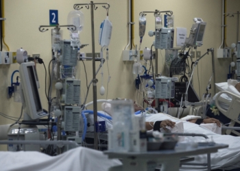 Fotografía de pacientes afectados por la COVID-19, en la Unidad de Cuidados Intensivos del Hospital Clínico de la Universidad de Chile, en Santiago (Chile). EFE/ Alberto Valdés/Archivo
