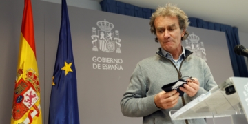 GRAF9309. MADRID, 11/01/2021.- El coordinador del Centro de Alertas y Emergencias Sanitarias, Fernando Simón, ofrece una rueda de prensa de seguimiento de la pandemia por la covid-19 en el Ministerio de Sanidad en Madrid, este lunes. EFE/Chema Moya