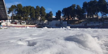 Nieve que había acumulada en el terreno de juego del cuadro de Villarrobledo.