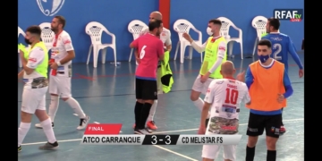 Jugadores saludándose en el partido de ayer.