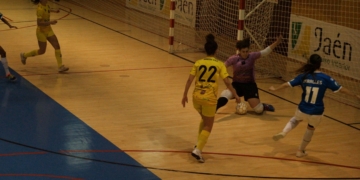 Imagen de una de las jugadas del partido en tierras jienenses.