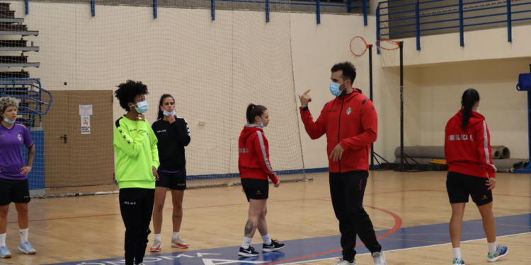 Gómez: “Las chicas se encuentran como bestias físicamente”