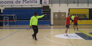 El técnico local, en una de las sesiones de entrenamientos de esta semana.