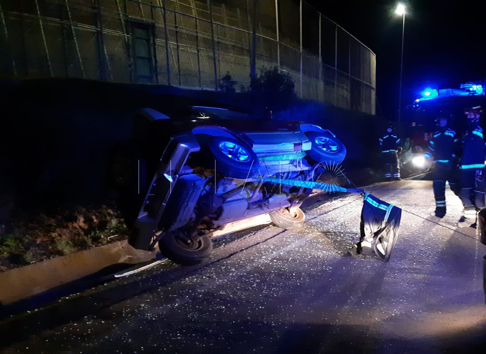 Un vehículo vuelca tras un accidente en la carretera de la Circunvalación