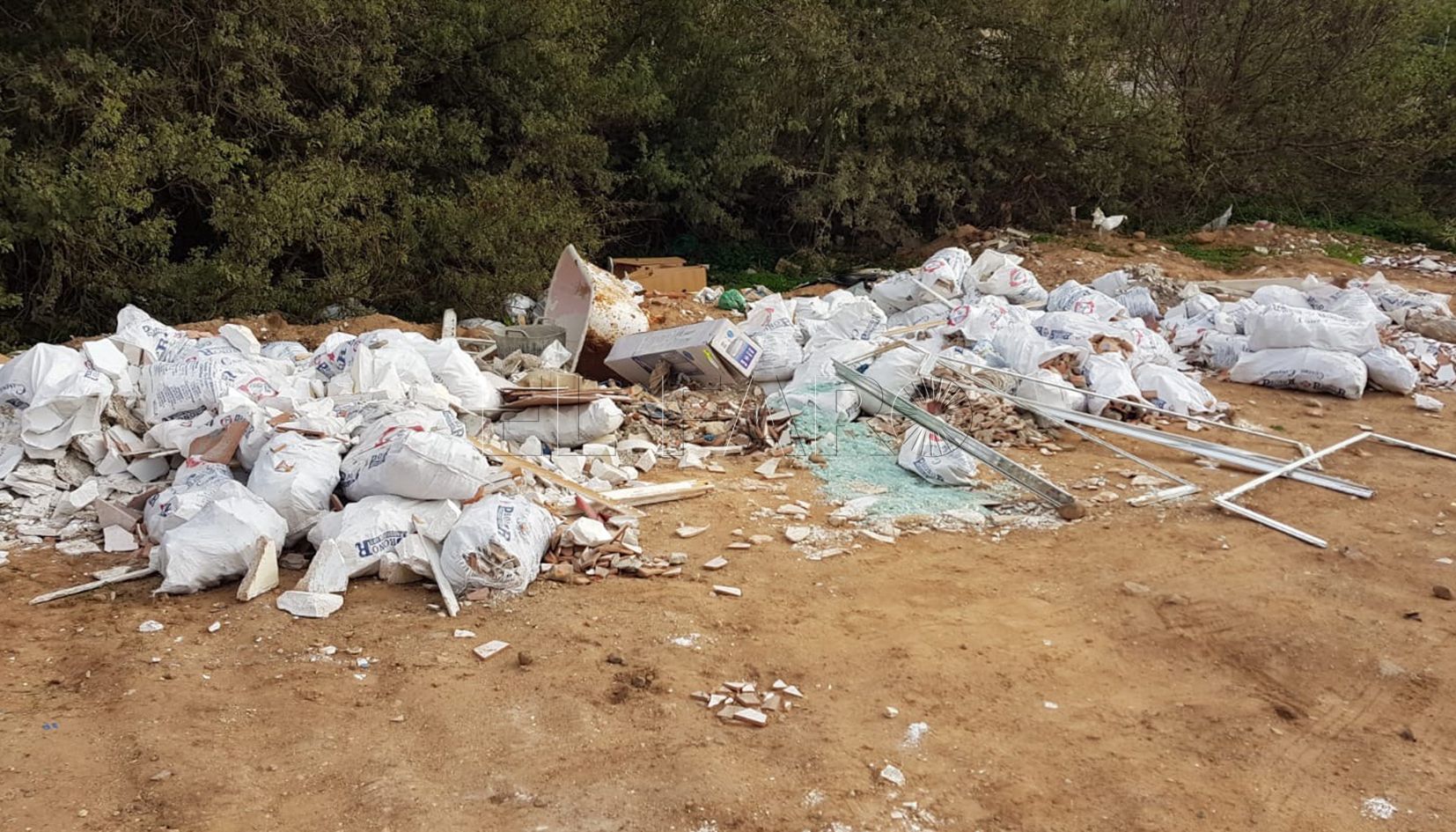 Localizado y denunciado al autor de 2.000 kilos de vertidos de escombros